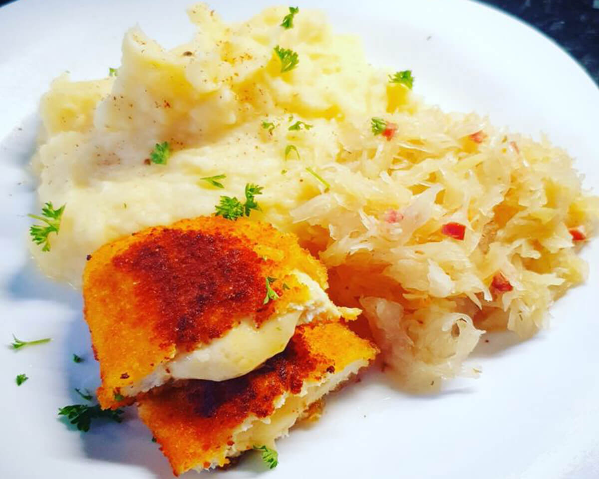 Kartoffelpüree mit Sauerkraut und Valess-Schnitzeln