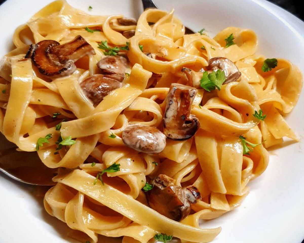 Tagliatelle in Champignon-Rahmsoße