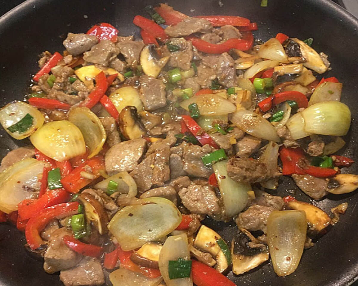 Chinesisches Rindfleisch mit Zwiebeln und Paprika